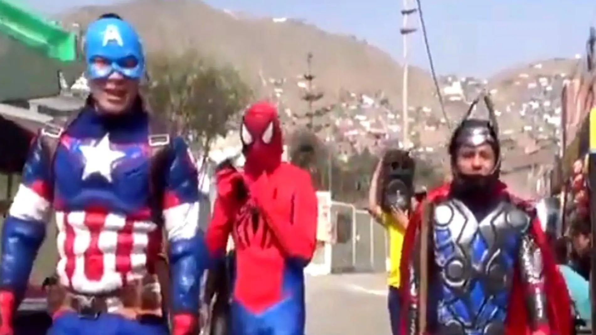 policias peru avengers TWITTER @niporwifi